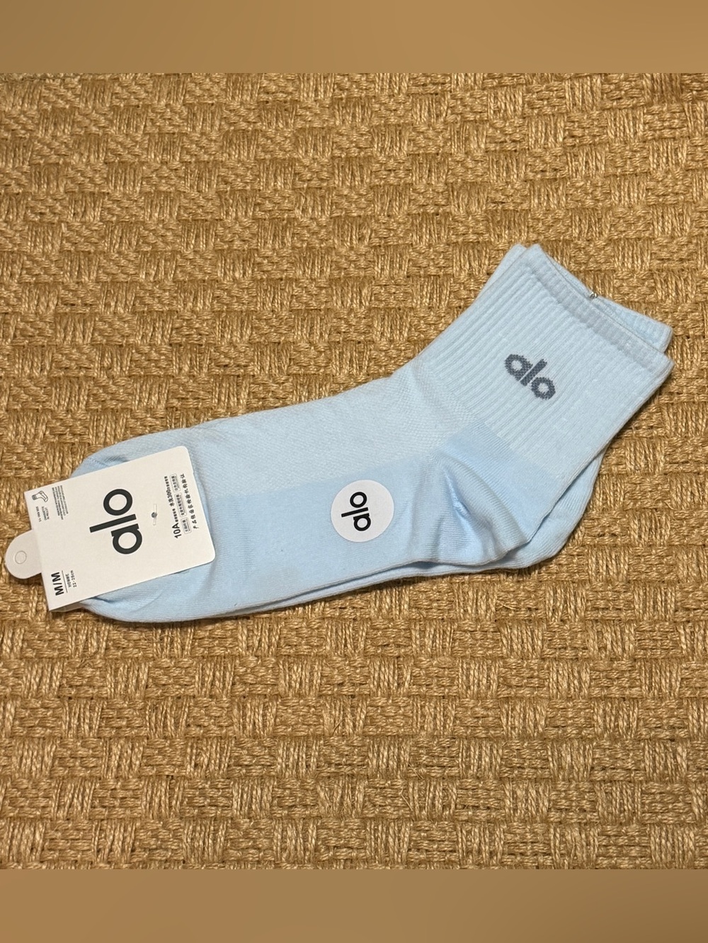 ALO Yoga Blue Quartz 3/4 Crew Athletic Socks (Unisex, size Medium)